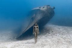 girl-ocean-floor-ship